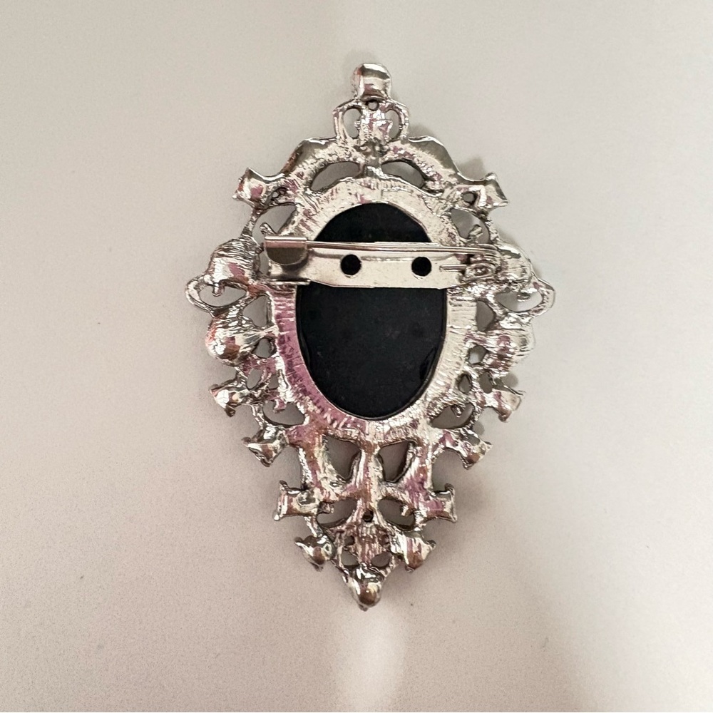 Elegant Silver tone vintage inspired Black Cameo Brooch - Picture 3 of 4